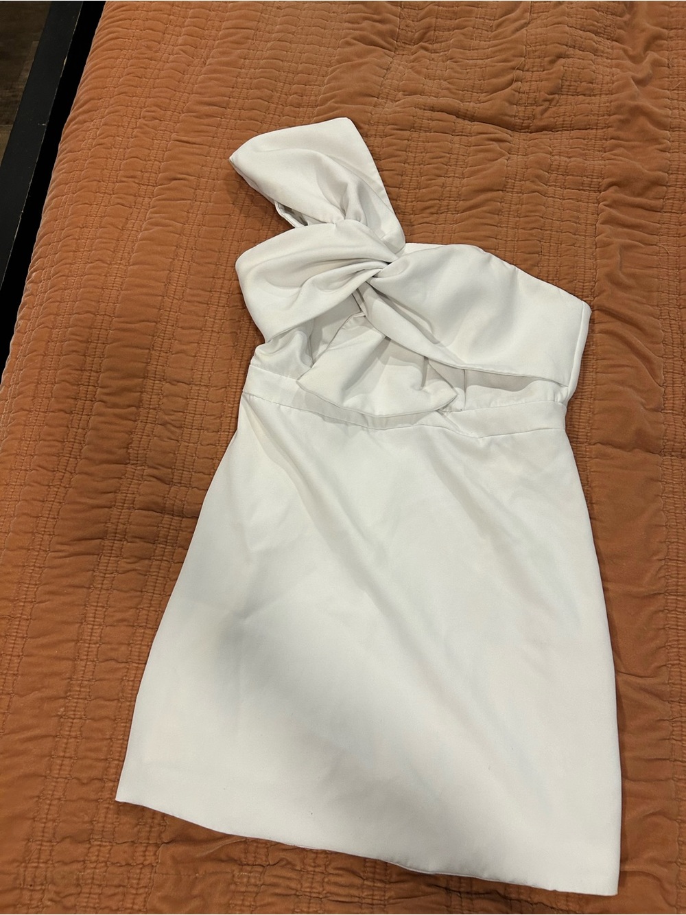 DO+BE White One-Shoulder Bow Mini Dress